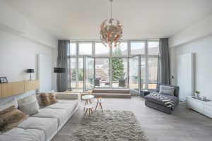 Wohnzimmer mit neuen Schienen und grauen Dekorationen