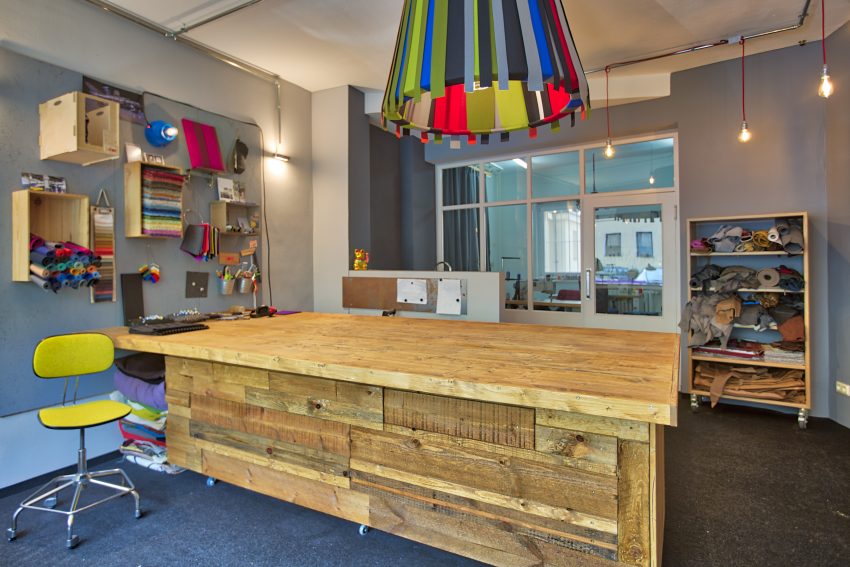 Laden Einrichtung mit großem Tisch und bunter Lampe