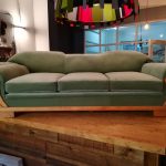 20er Jahre Sofa mit grünem Samt neu bezogen