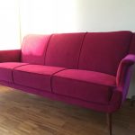 50er Jahre 3 Sitzer Sofa mit pinkem Stoff neu bezogen