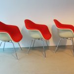 Drei Eames Armchairs mit Kvadrat Stoff in Orange neu bezogen