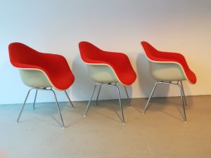 Drei Eames Armchairs mit Kvadrat Stoff in Orange neu bezogen