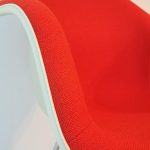 nah Aufnahme eines Eames Armchair in orange