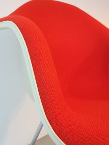 nah Aufnahme eines Eames Armchair in orange