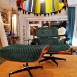 Lounge Sessel und einem Hocker mit Kirkby Stoff in grün neu bezogen