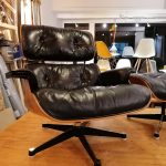 Original Eames Lounge Chair bezogen im Leder aufgearbeitet und die Armlehnen mit schwarzem Leder neu bezogen