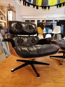 Original Eames Lounge Chair bezogen im Leder aufgearbeitet und die Armlehnen mit schwarzem Leder neu bezogen