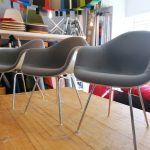 Drei graue Eames Armchairs neu bezogen mit Kvadrat "Hallingdal"