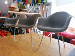 Drei graue Eames Armchairs neu bezogen mit Kvadrat "Hallingdal"