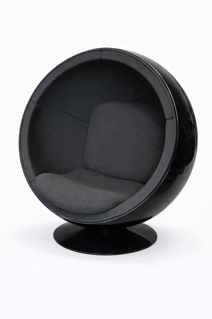 ball chair in schwarz mit schwarzen stoff bezogen