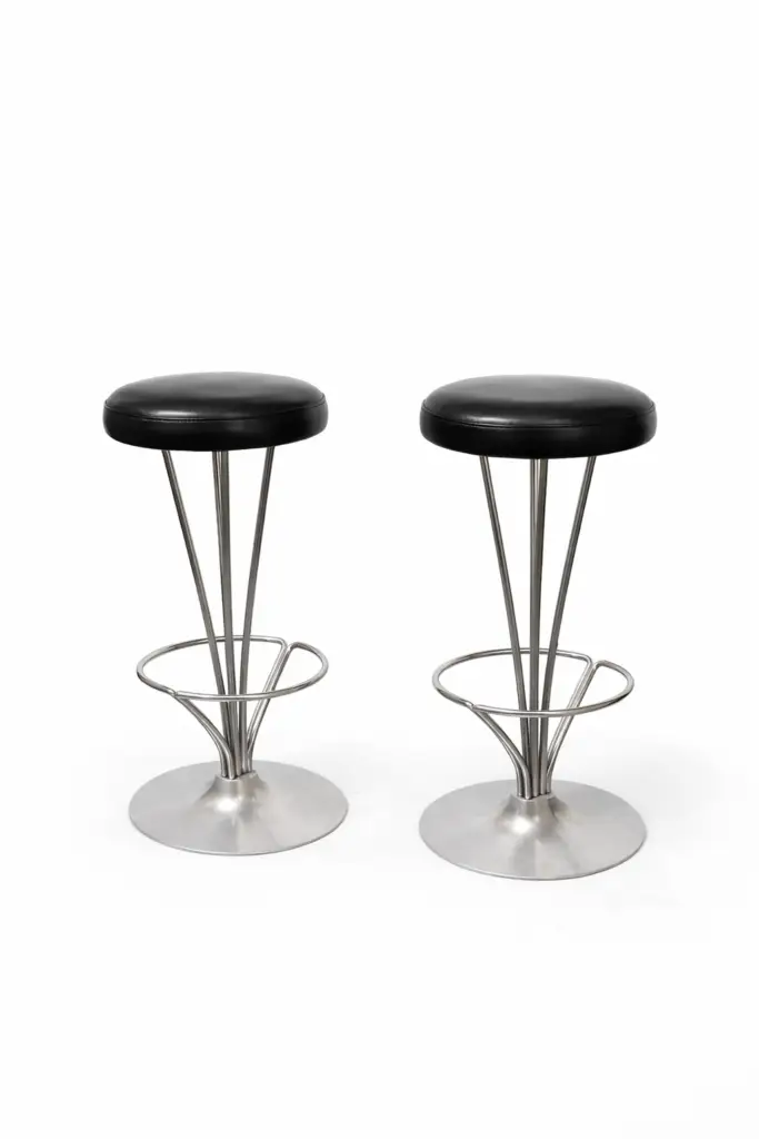 zwei piet hein hocker mit schwarzen leder bezogen