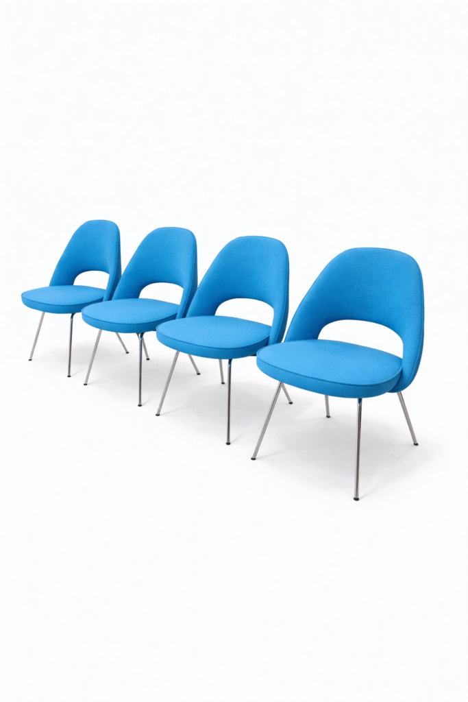 vier conference chairs in tuerkis bezogen