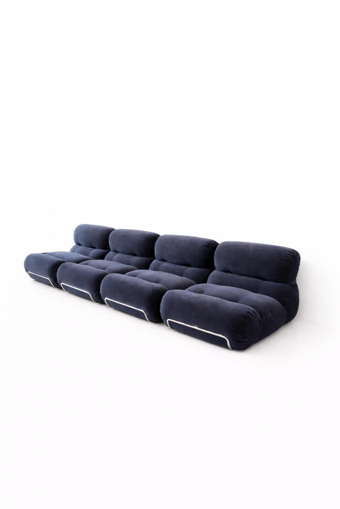 sofa mit blauem stoff bezogen